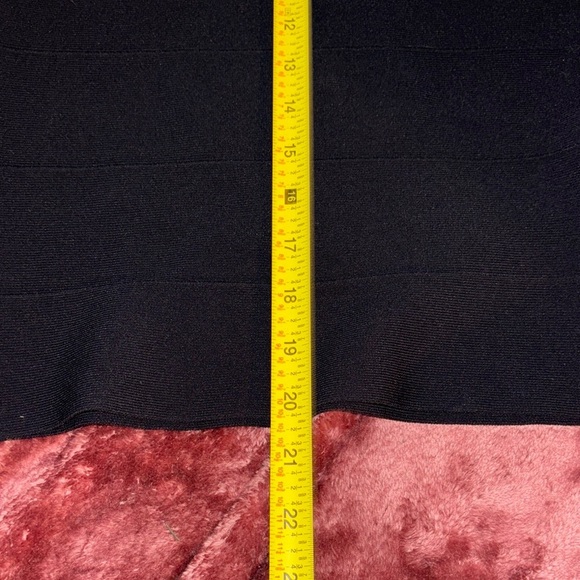 Elegant Black Pencil Skirt - Picture 3 of 5